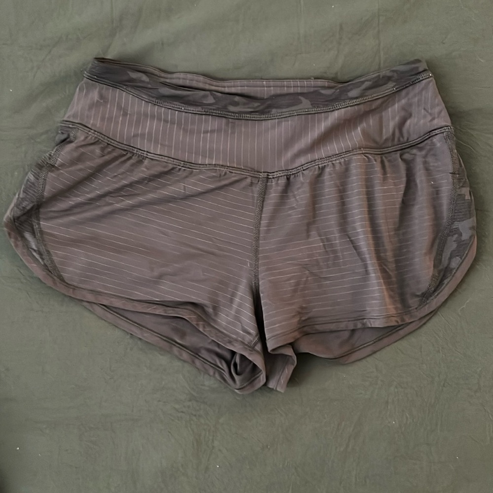 Lululemon Speed Up Short Low-Rise Lined-Camo and military green color Size 2